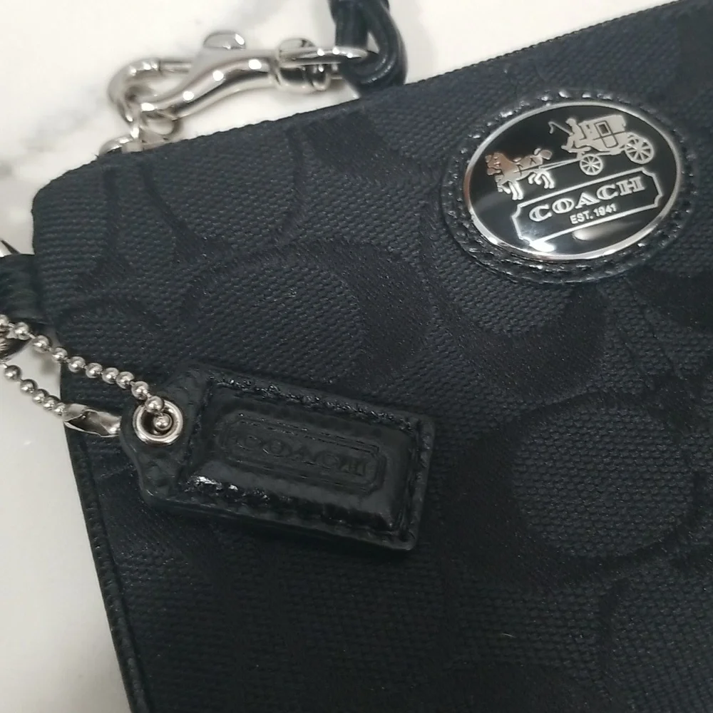 NWOT Coach Black Signature Canvas Wristlet - Picture 5 of 9